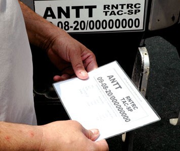 ANTT divulga especificação do novo adesivo do RNTRC