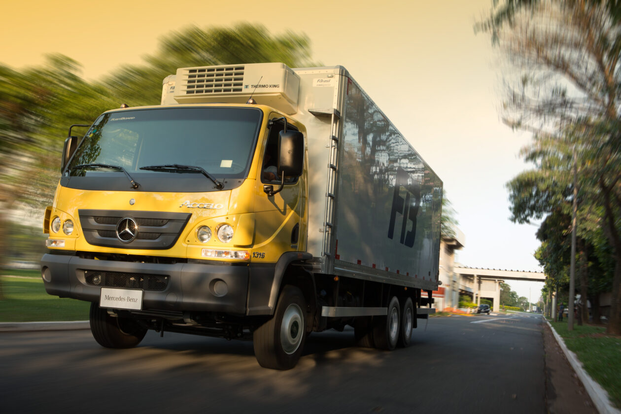 MercedesBenz apresenta nova versão do Accelo Portal O Carreteiro