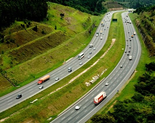 Luz no fim do túnel: Anfavea projeta crescimento na produção para 2016