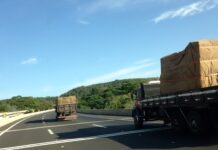 Internet já é um item essencial para carreteiros, aponta pesquisa caminhoneiros