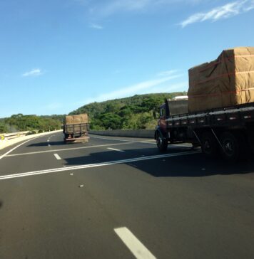 Internet já é um item essencial para carreteiros, aponta pesquisa caminhoneiros