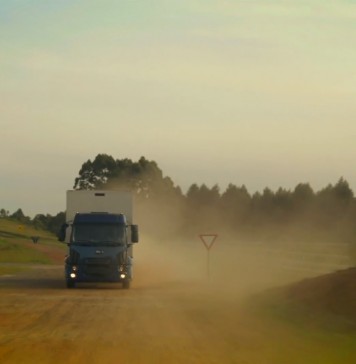 Vídeo inédito mostra testes reais do novo Cargo Torqshift da Ford