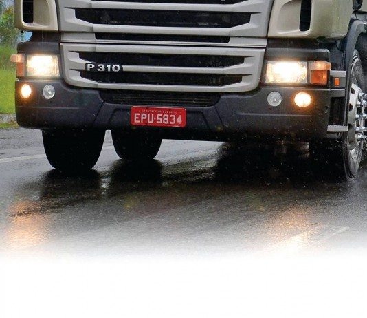 Agora é lei: não usar farol baixo nas rodovias durante o dia gera multa de R$ 85,00