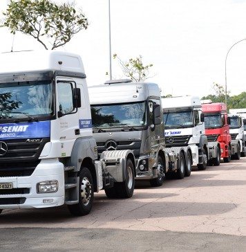 Mercedes-Benz entrega oito caminhões extrapesados ao SEST/SENAT