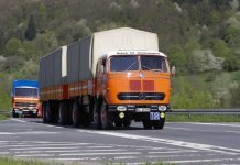Caminhões antigos rodam em comboio 1.200 quilômetros na Alemanha