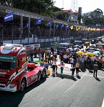Caminhões em alta velocidade