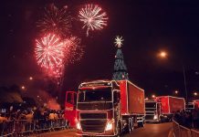 Caminhões Volvo participam da Caravana Iluminada da Coca Cola