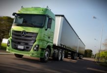 Mercedes-Benz volta à liderança do mercado de caminhões no Brasil