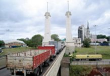 Preço do diesel argentino atrai carreteiros brasileiros