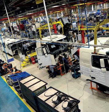 Mercado de caminhões volta a crescer em outubro