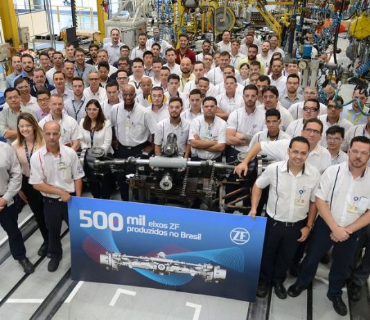 ZF comemora 500 mil eixos produzidos no Brasil