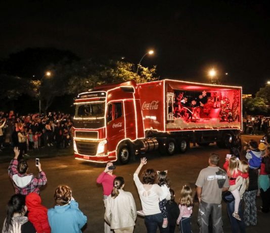 Veja o vídeo da caravana de caminhões iluminada de Natal
