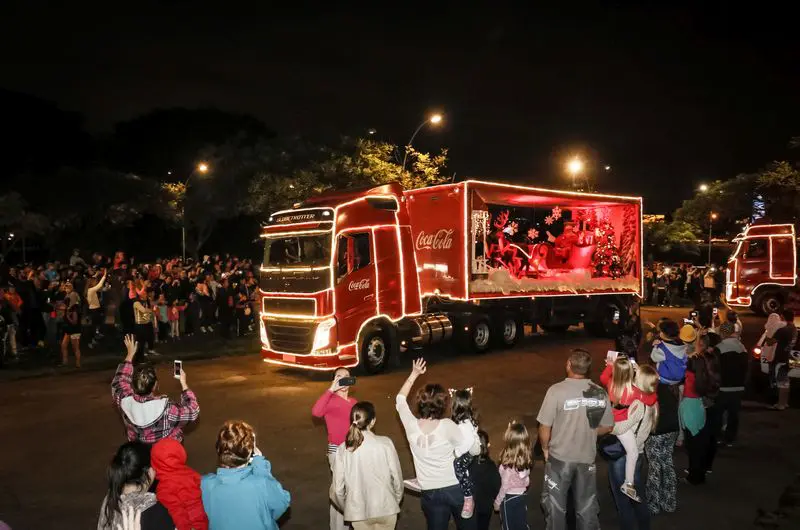 Veja o v deo da caravana de caminh es iluminada de Natal Portal