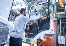 Exoesqueletos e robôs marcam a presença da Indústria 4.0 em fábrica de cabinas