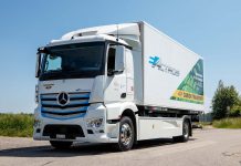 Caminhões Actros médio e semipesado, movidos a bateria, atuam em distribuição urbana