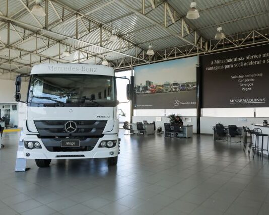 Caminhoneiros recebem ajuda de concessionárias Mercedes-Benz