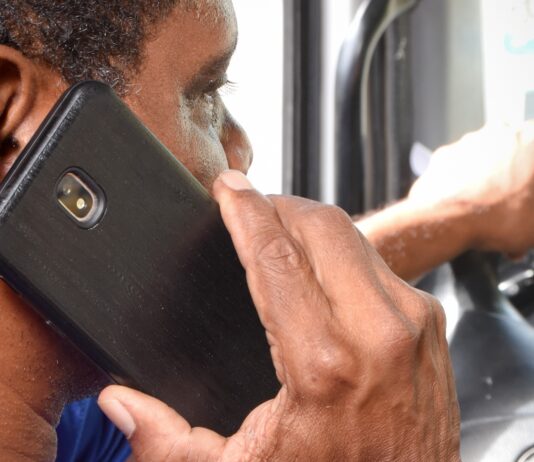Hábitos no volante que podem gerar multa