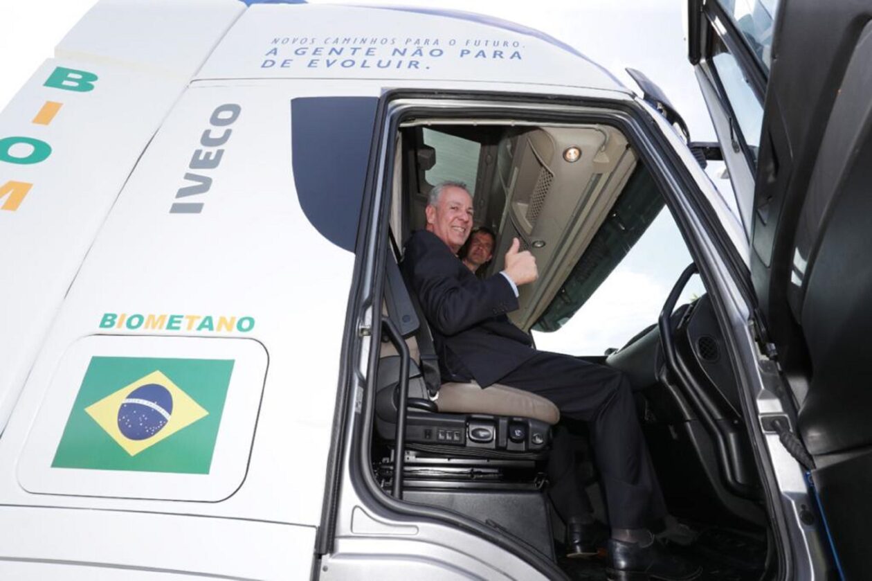 IVECO Biometano 7 credito a frente Bento Albuquerque Ministro das Minas e Energias.jpg 608898