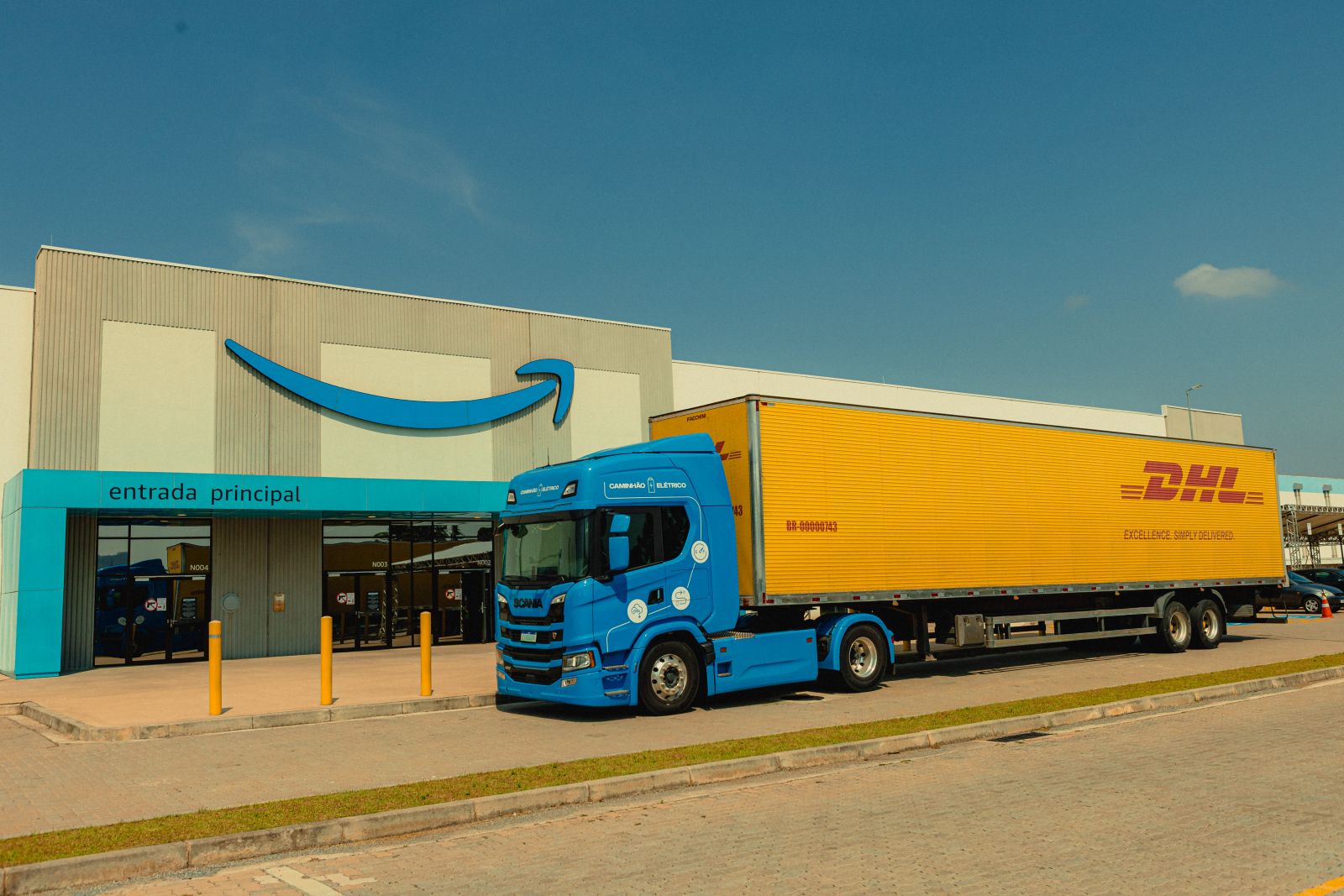 Scania vende três caminhões elétricos e acelera criação da infraestrutura Scania