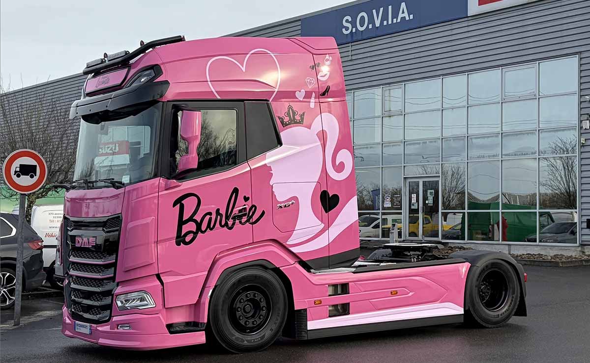 Caminhão Barbie existe e transforma DAF em espetáculo sobre roda Caminhão Barbie existe e transforma DAF em espetáculo sobre roda